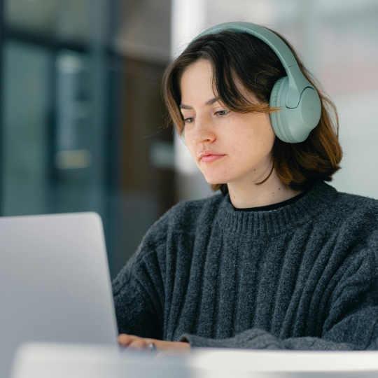 İngilizce Kelimeleri Doğru Telaffuzlarıyla Dinleyerek Öğrenmenin Faydaları